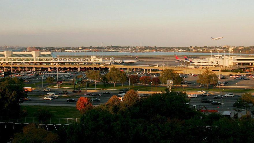 Dos aviones chocan en pista de Nueva York en medio de la escasez de controladores en EEUU