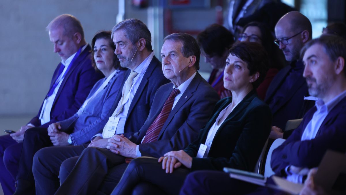 La primera fila del evento sigue con atención la intervención de la secretaria de Estado de Turismo