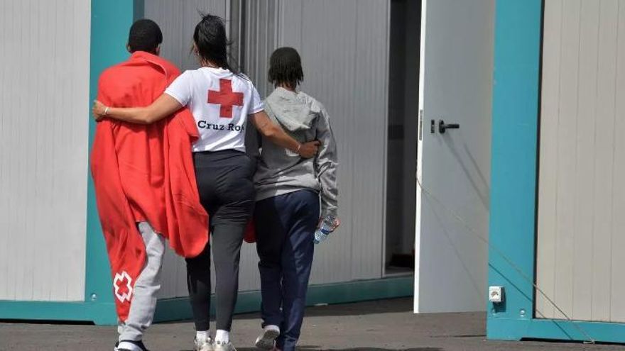 Empieza el traslado de menores refugiados desde Canarias: cómo será y por qué lo ordenó el Supremo