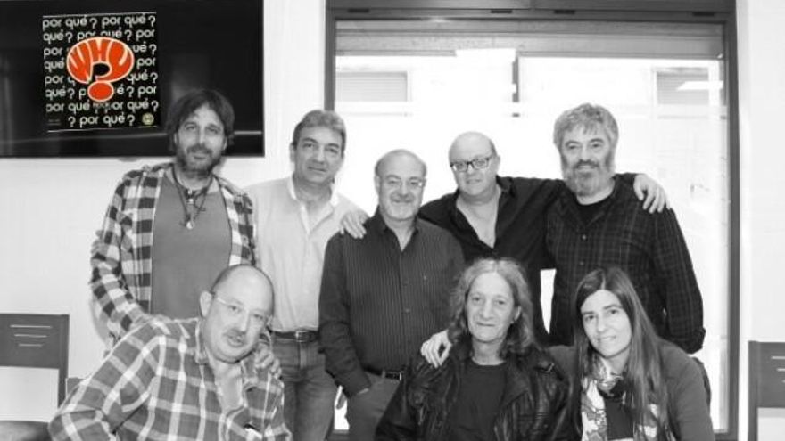 'Turuta' (en el centro sentado) en una reunión con músicos y editores astorganos. / Foto: Archivo Facebook de WHY?, ROCK desde Astorga