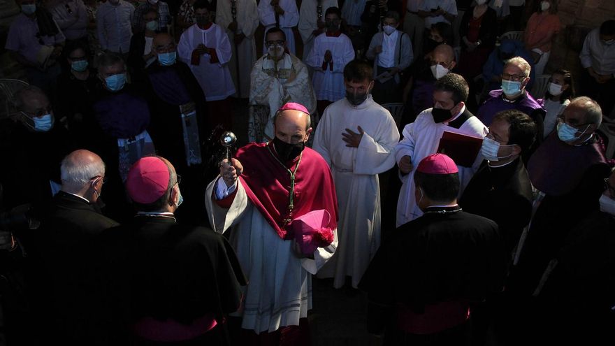 Peio García / ICAL . El obispo electo de la Diócesis de Astorga, Jesús Fernández González, acompañado del nuncio, Bernardito Auza