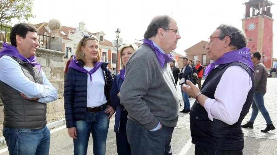 El presidente de la Junta, Juan Vicente Herrera, participa en el Día de la Comunicad, en Villalar de los Comuneros (Valladolid). Junto a él, el alcalde del municipio, Luis Alonso Laguna, los consejeros Pilar del Olmo y Carlos Feranández Carriedo, y la delegada del Gobierno, María José Salgueiro. / Leticia Pérez / ICAL
