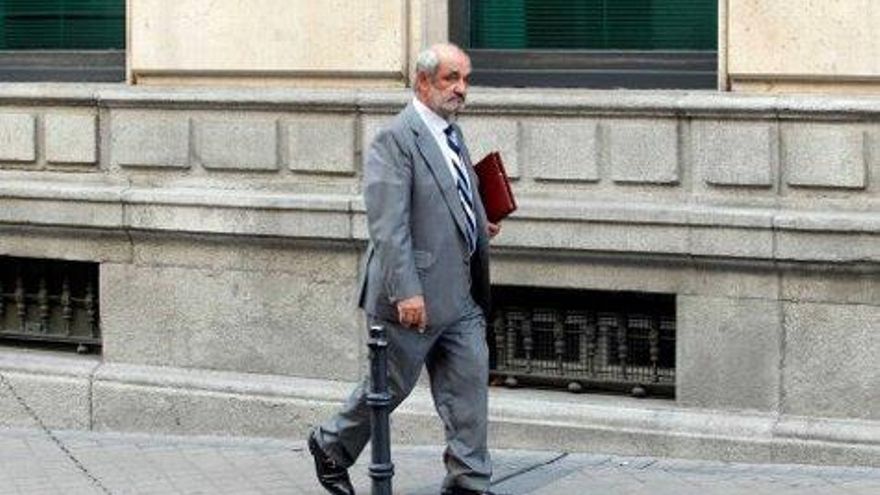 Juan Lázaro / ICAL El expresidente de Caja España, Santos Llamas, llegando a la Audiencia Nacional para declarar por las preferentes, bajo investigación.