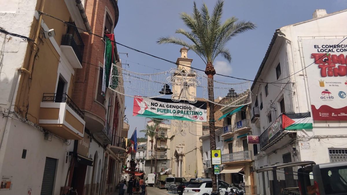 Algunas de las pancartas colocadas por Esquerra Unida de Buñol en el recorrido de la Tomatina.