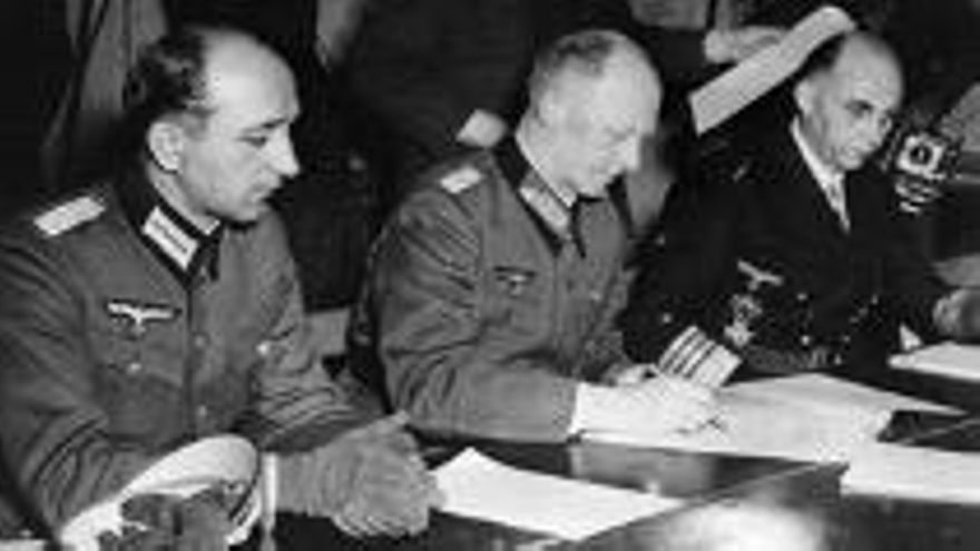 La primera firma de capitulación alemana en 1945
