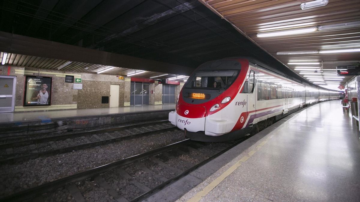 Un tren de Cercanías en la estación de Gandia.