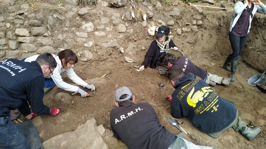 La ARMH encuentra los cuerpos de tres represaliados del Franquismo en una fosa entre dos cerezos junto al río en Babia