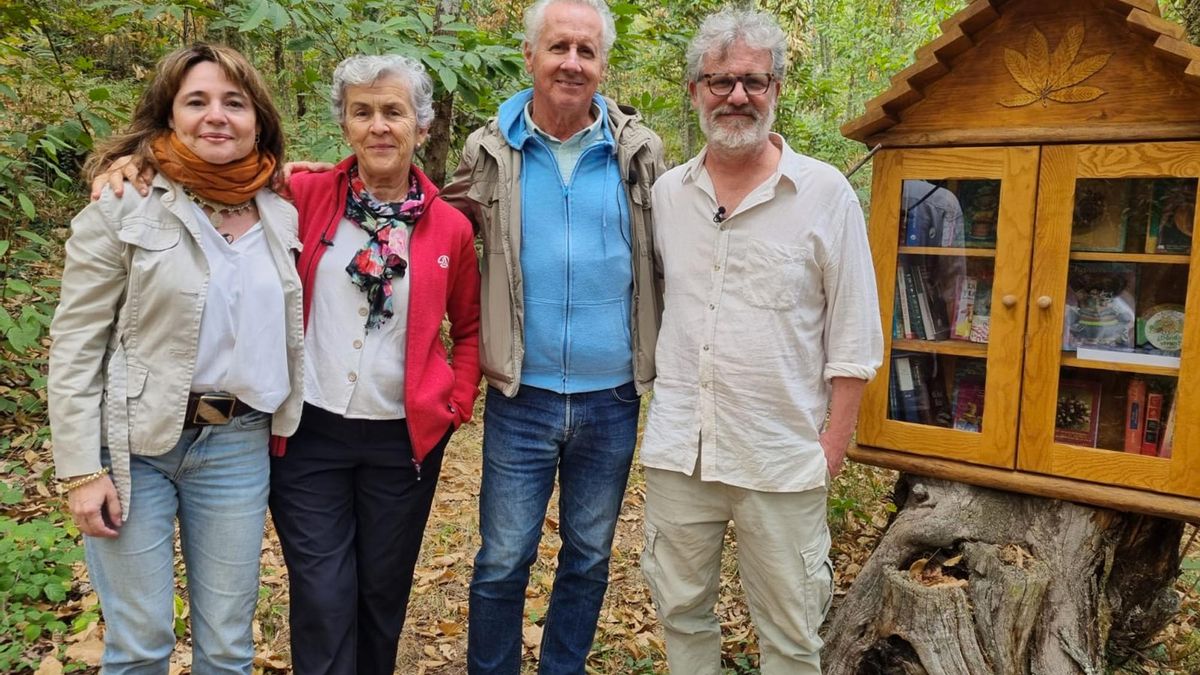 Lorenzo Milá visita El Bierzo para grabar un reportaje sobre los recientes incendios.