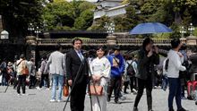 Japón está abriendo sus principales enclaves turísticos aplicando medidas para evitar un incremento descontrolado de casos de COVID-19, como la limitación de aforo adoptada desde este martes por los jardines del palacio imperial de Tokio.