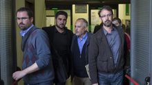 José Manuel García, segundo por la derecha, saliendo este lunes de los juzgados de Sevilla / EFE.