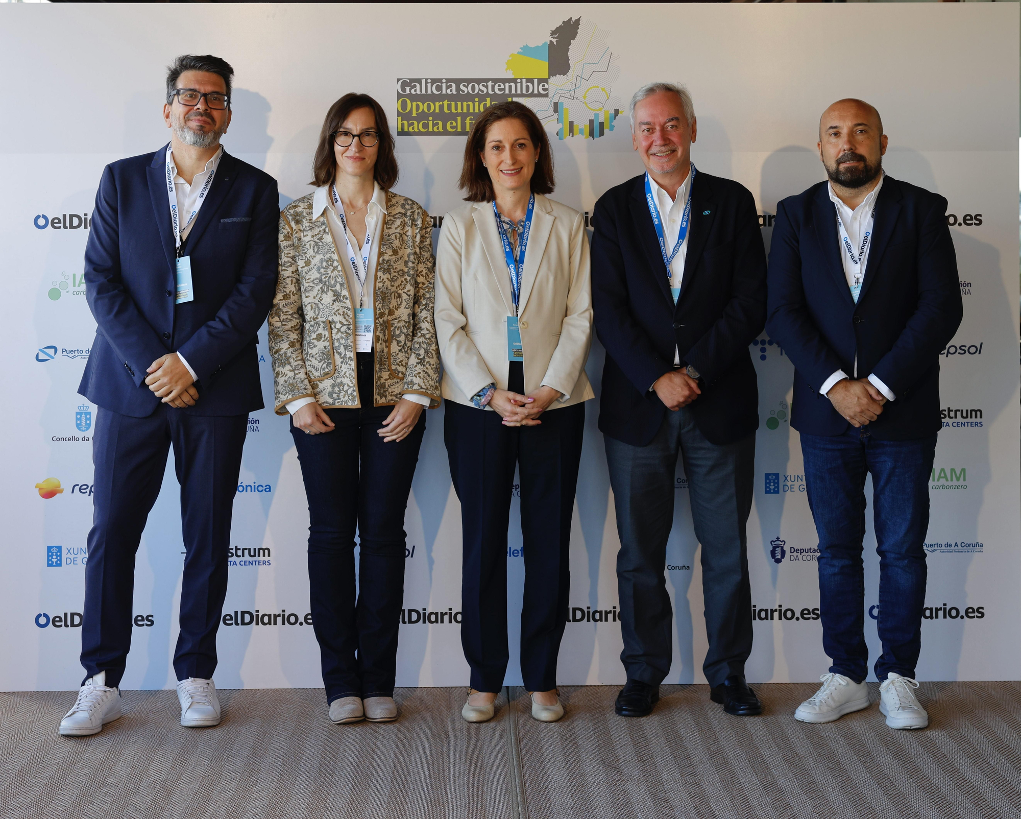 Luís Pardo, periodista de elDiario.es en Galicia y moderador de esta mesa junto con Ángeles Pereira, profesora e investigadora del departamento de Economía Aplicada de la Universidad de Santiago de Compostela; Susana Benedicto Calpe, coordinadora de Transformación Industrial del Complejo Industrial de Repsol en A Coruña; Andrés Guerra Sierra, jefe del Departamento de Sostenibilidad de la Autoridad Portuaria de A Coruña; y José Manuel Lage Tuñas, primer teniente de Alcaldesa y concejal de Economía y Planificación Estratégica del Concello da Coruña