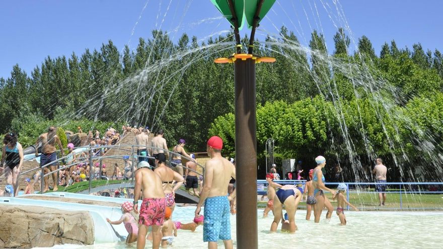 Complejo Acuático y Polideportivo de Valencia de Don Juan agua piscina parque león verano bañistas