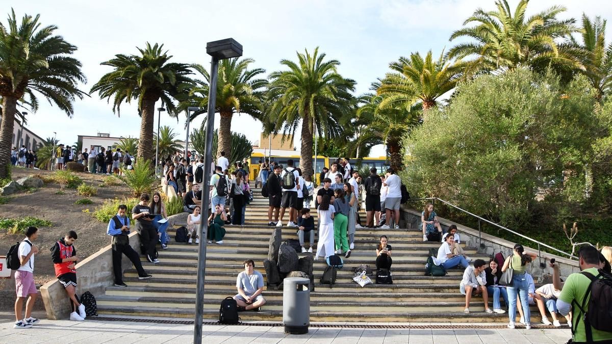 Dos facultades de la ULPGC retrasan la entrada a clase para aliviar el tráfico