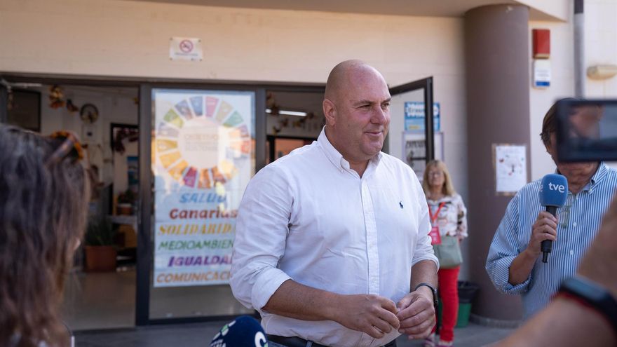El presidente del Cabildo de Fuerteventura y candidato a la reelección por Asambleas Municipales de Fuerteventura, Sergio Lloret, en el colegio electoral esta mañana