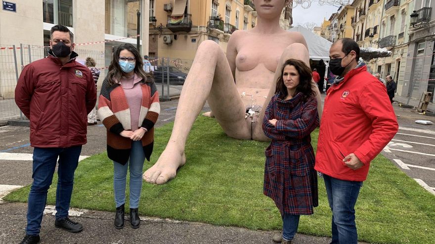 Mónica Oltra, acompañada por la artista y por el presidente de la Junta Central Fallera, Carlos Galiana, ante el monumento atacado.