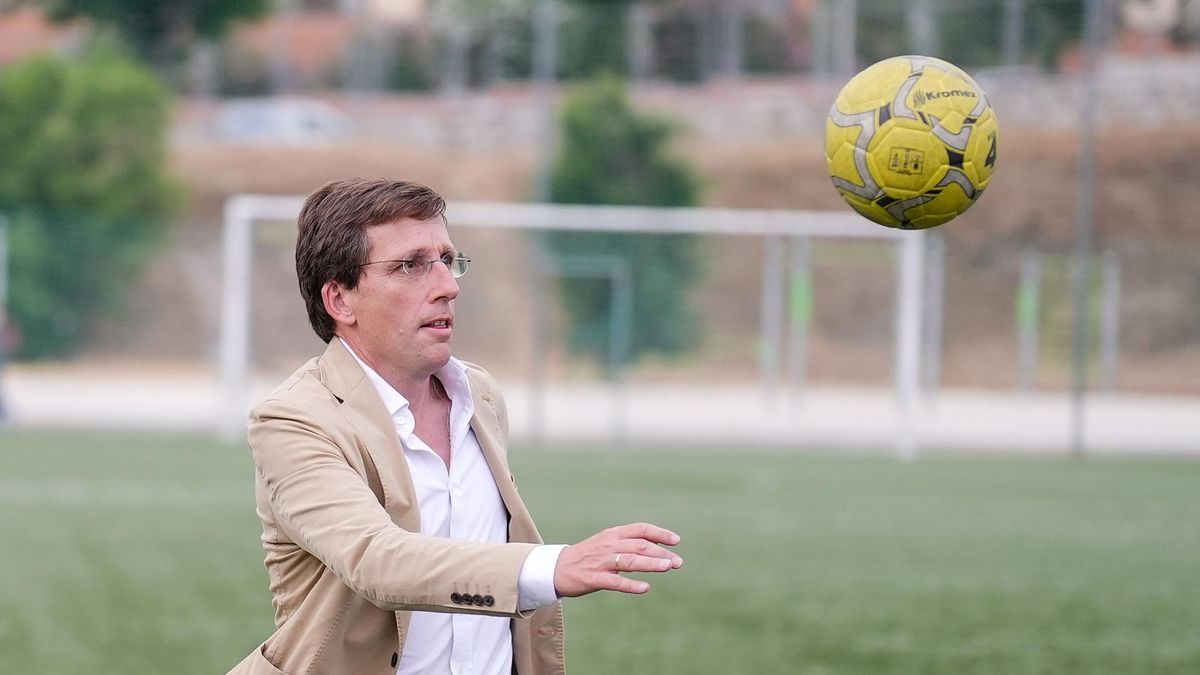 Nuevo pelotazo de Almeida a varios niños en la inauguración del polideportivo Luis de la Fuente: "Floren, fíchalo"