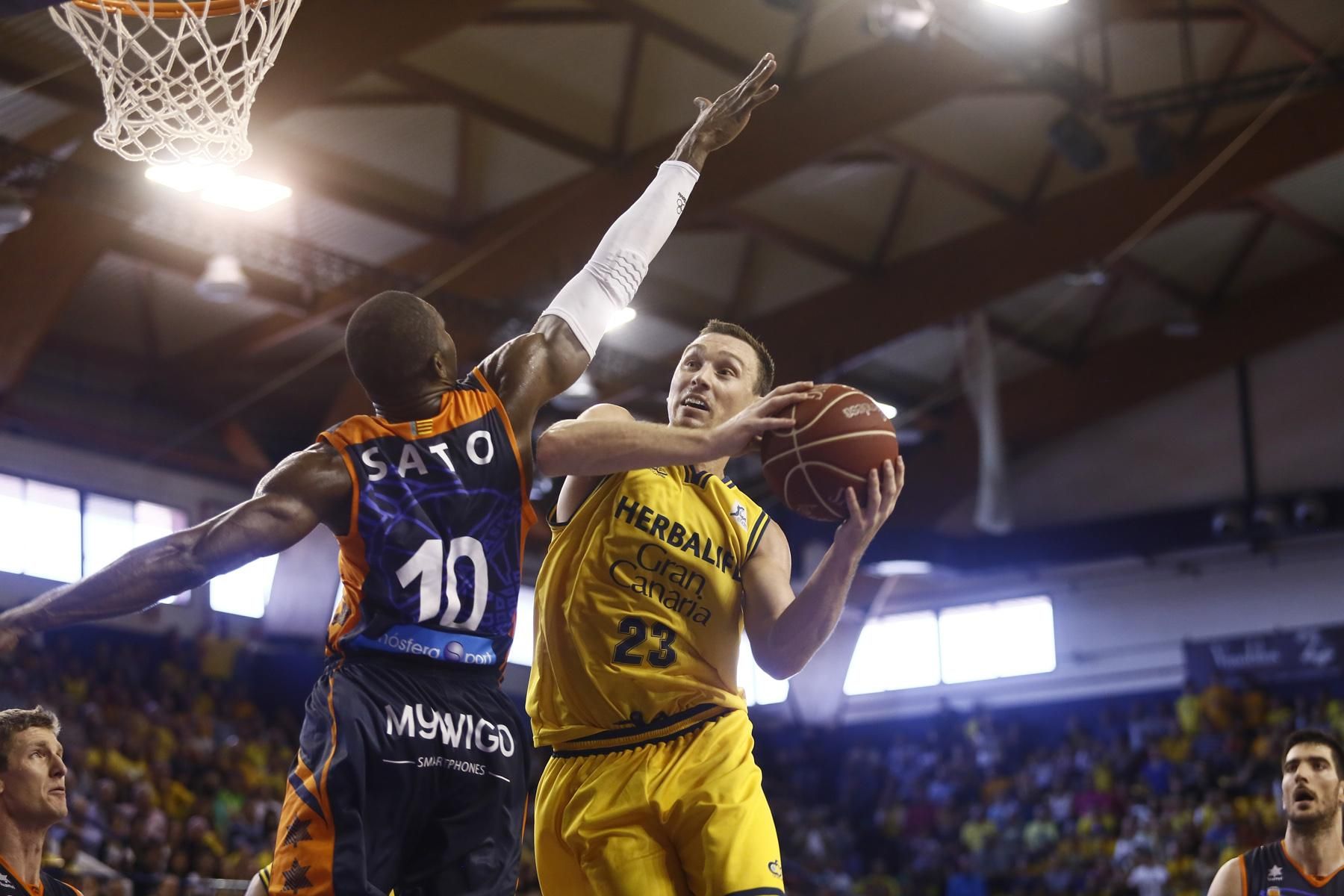 Ben Hansbrough evita a Sato. ACB Photo/M. Henríquez