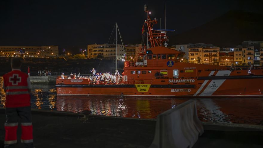 Muere una persona que intentaba llegar a El Hierro en cayuco y otras cuatro se encuentran en estado grave