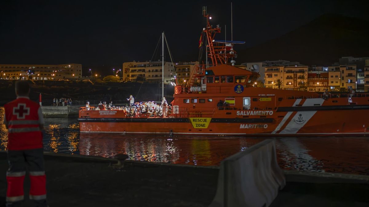 Localizado un cayuco con 107 migrantes en aguas próximas a El Hierro