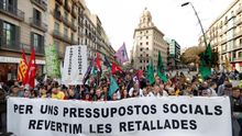 Empleados públicos y estudiantes se manifiestan en Barcelona contra los recortes