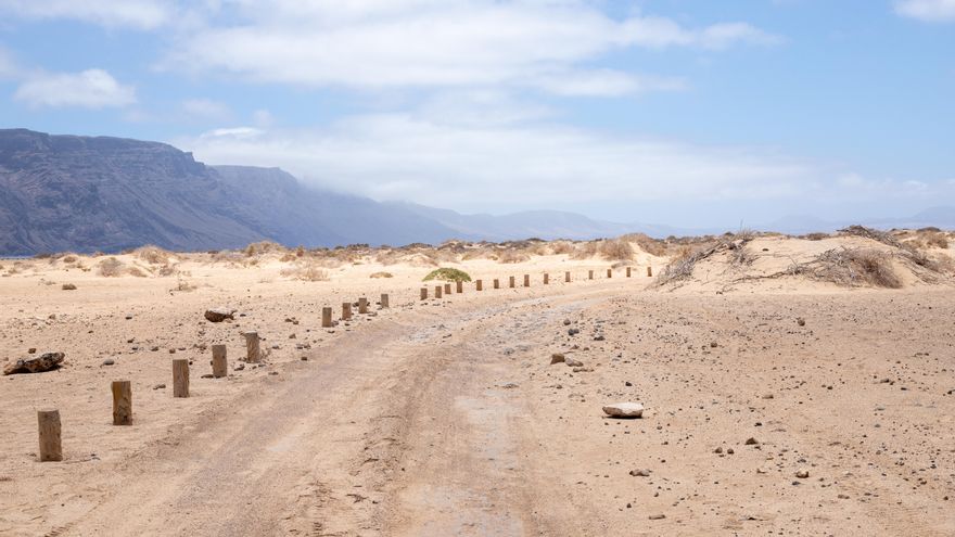Una carretera de acceso a una de las playas más reclamadas por los turistas en La Graciosa