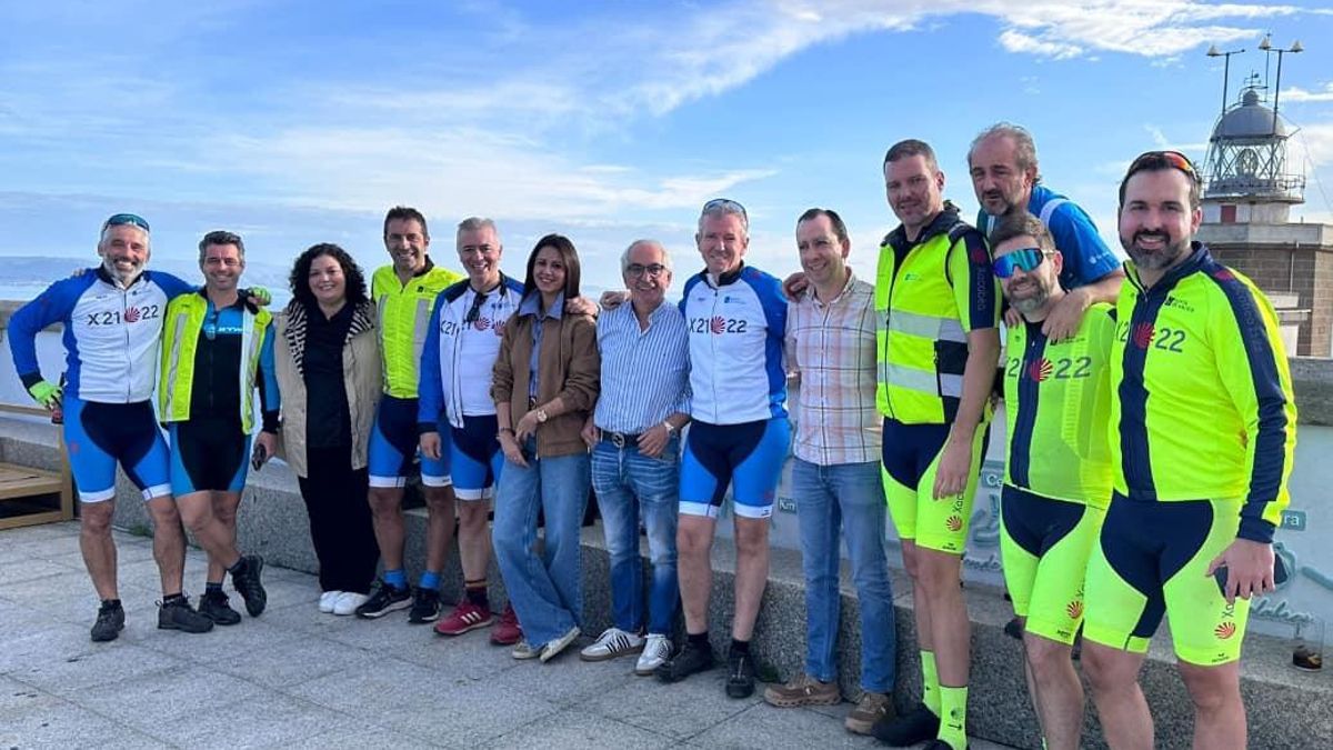 Peregrinación en bicicleta a Fisterra de Alfonso Rueda (octavo por la izquierda). Alfonso Villares es el cuarto por el mismo lado.