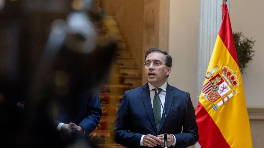 El ministro de Asuntos Exteriores, Unión Europea y Cooperación, José Manuel Albares, durante una reunión con el secretario de Estado de Asuntos Exteriores de la Commonwealth y de Desarrollo, Edward Samuel Miliband, en el Ministerio de Asuntos Exteriores,