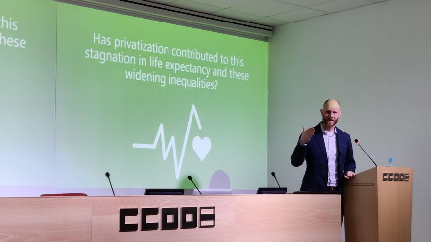 Aaron Reeves durante su conferencia en Sevilla