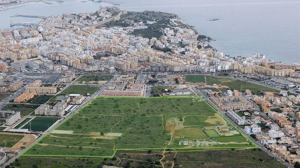 Les edificacions d'Eivissa des de l'aire.