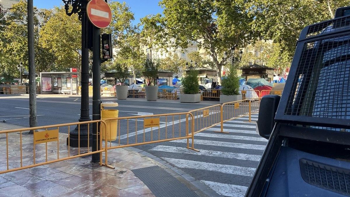 La acampada de vivienda de València, tras el blindaje policial.