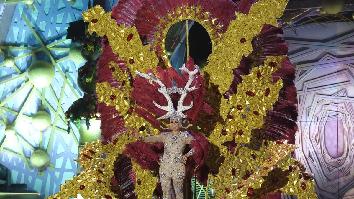 La candidata Cynthia Mª Morillo Clavijo con la fantasía 'Artemisa', diseñada por Isaac Martínez Vicente.