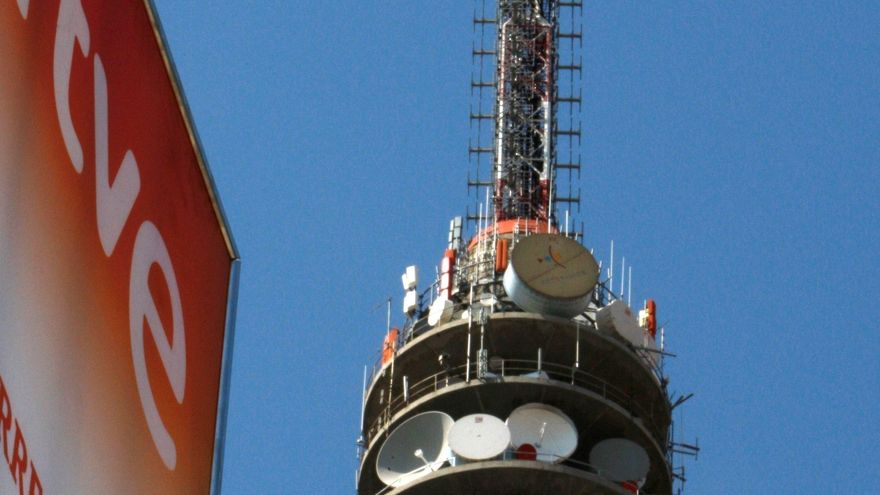 Vista de la torre el "Pirulí", centro de comunicaciones de RTVE. EFE/Sergio Barrenechea/Archivo