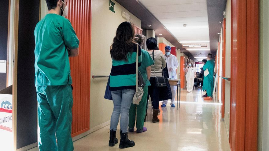 Personal sanitario hace cola para recibir una dosis de vacuna contra la Covid-19 en el Hospital Clínico Universitario Lozano Blesa de Zaragoza. EFE/Javier Cebollada/Archivo