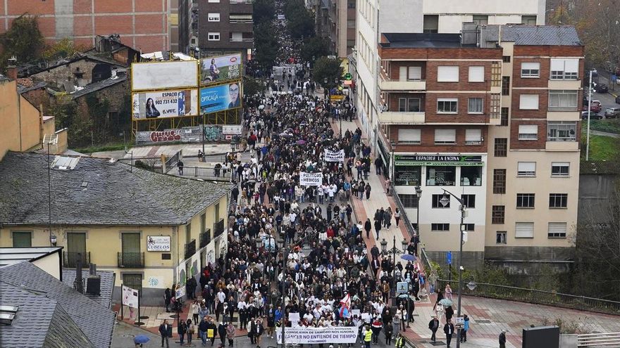 Miles de personas exigen mejor asistencia sanitaria en El Bierzo: "La sanidad pública la necesitamos todos"