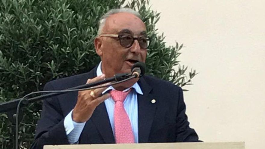 Miquel Segura Aguiló recogiendo el Escut d'Or de sa Pobla.