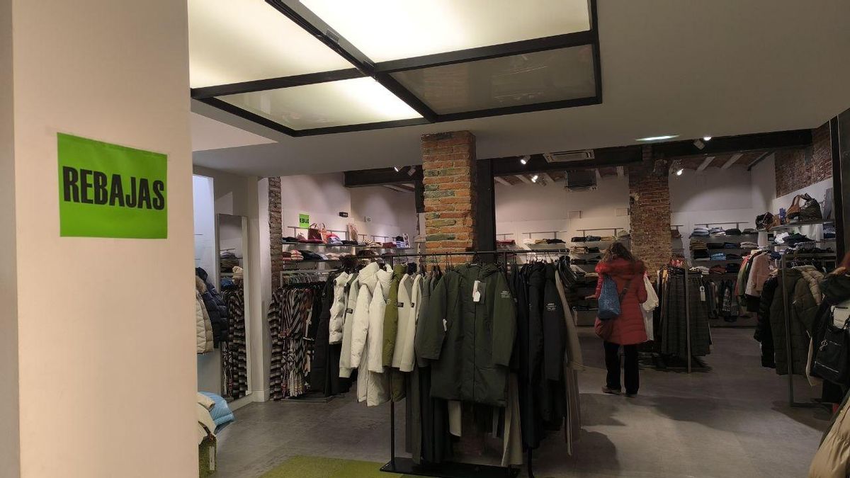 Interior de una tienda de comercio local de León durante las rebajas de enero.