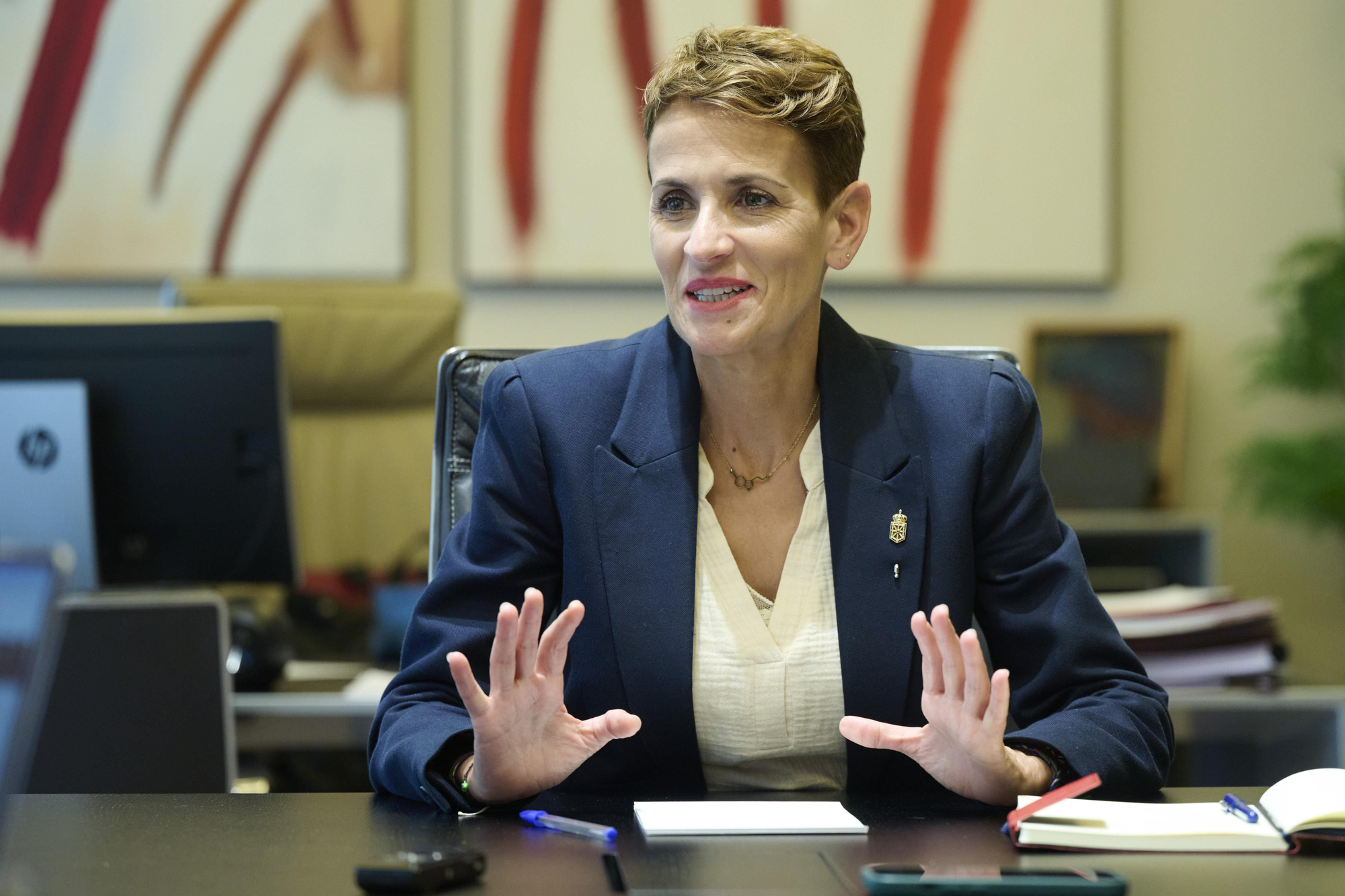 La presidenta de Navarra, María Chivite, durante la entrevista.