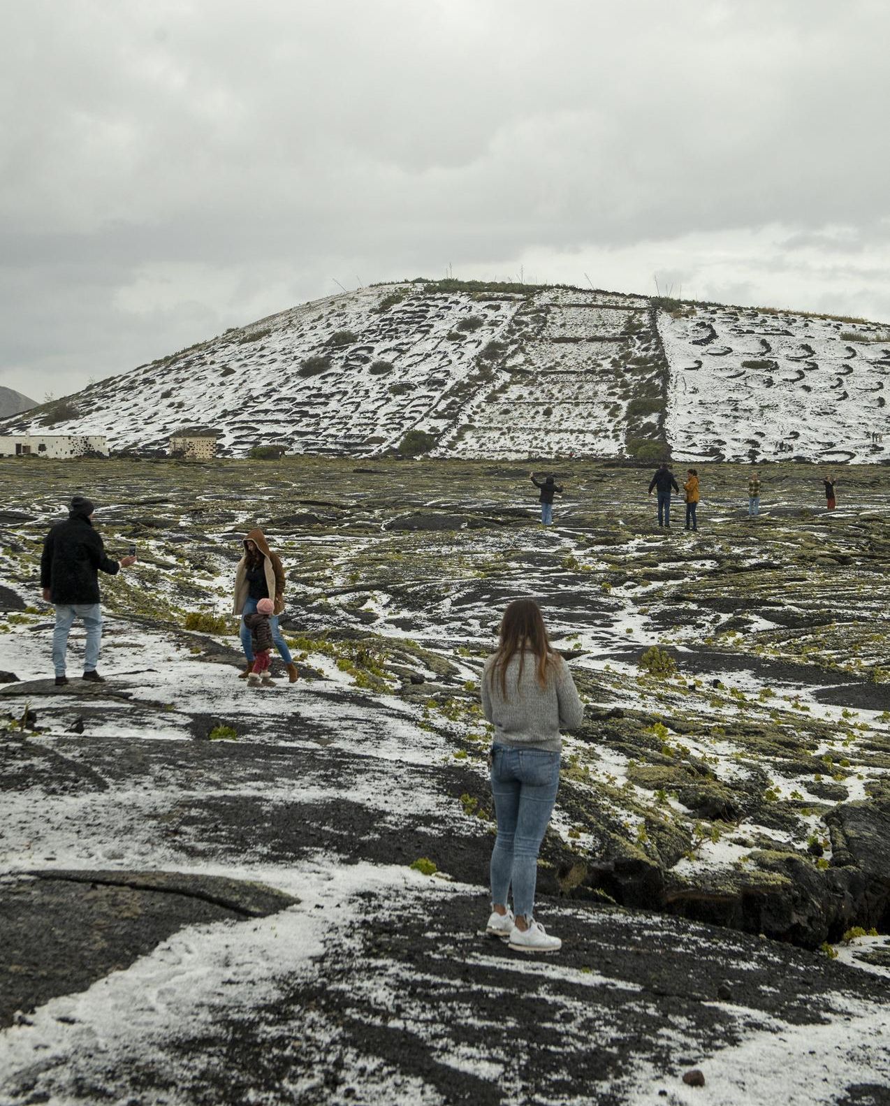 Decenas de personas se fotografían en el sorprendente paisaje conejero cubierto de blanco