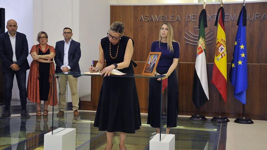 La Asamblea abre sus puertas para que los extremeños muestren su afecto a Fernández Vara