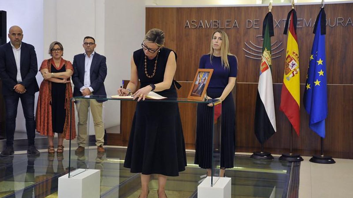 La Asamblea abre sus puertas para que los extremeños muestren su afecto a Fernández Vara