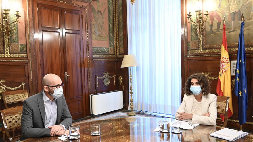 La ministra de Hacienda, María Jesús Montero; y el secretario de Estado de Derechos Sociales, Nacho Álvarez, durante una reunión para abordar las líneas generales del anteproyecto de Presupuestos Generales del Estado para 2021, en Madrid (España).