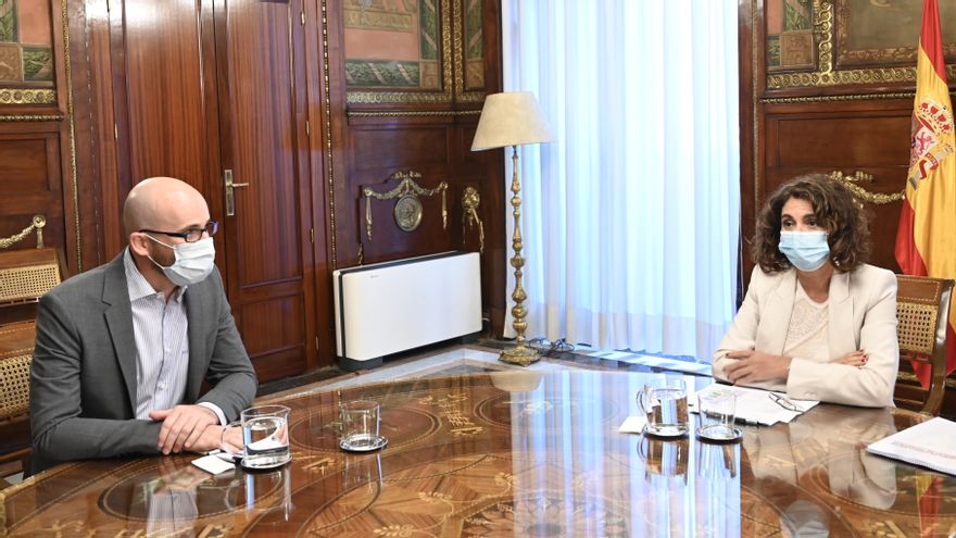 La ministra de Hacienda, María Jesús Montero; y el secretario de Estado de Derechos Sociales, Nacho Álvarez, durante una reunión para abordar las líneas generales del anteproyecto de Presupuestos Generales del Estado para 2021, en Madrid (España).