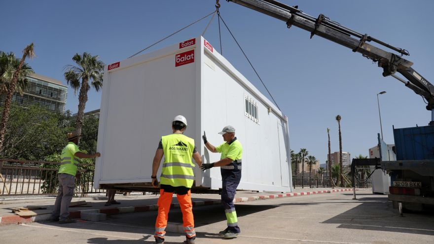 .Varios operarios realizan tareas de limpieza y de montaje en una imagen de archivo.