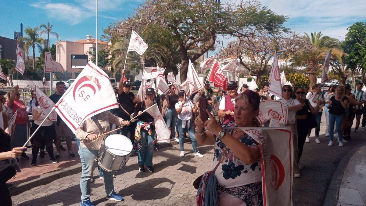Concentración de trabajadores con motivo de la huelga turística en Santa Cruz de Tenerife.