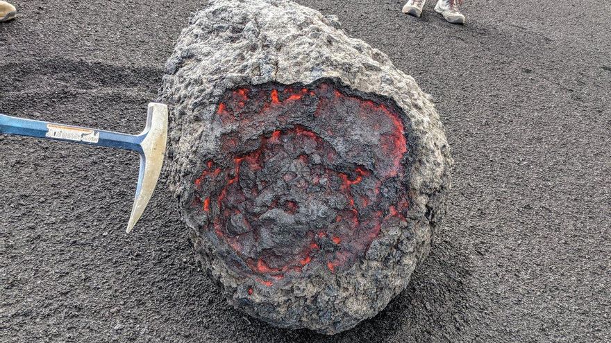Espectaculares imágenes de una bomba de lava rodando sobre una ladera cubierta de ceniza del volcán de La Palma