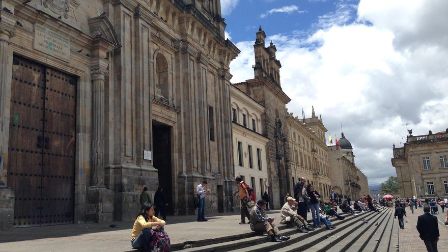 Conversaciones a los pies de la Catedral de Bogotá. Las viejas costumbres españolas aún perduran.