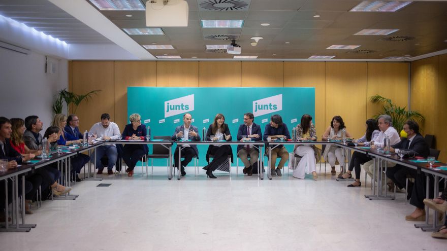 Archivo - Miembros del Grupo Parlamentario de Junts per Catalunya en una rueda de prensa tras la primera reunión de la nueva ejecutiva de Junts, a 7 de junio de 2022, en Barcelona, Cataluña (España). Durante la reunión, la Ejecutiva de Junts ha decidido s