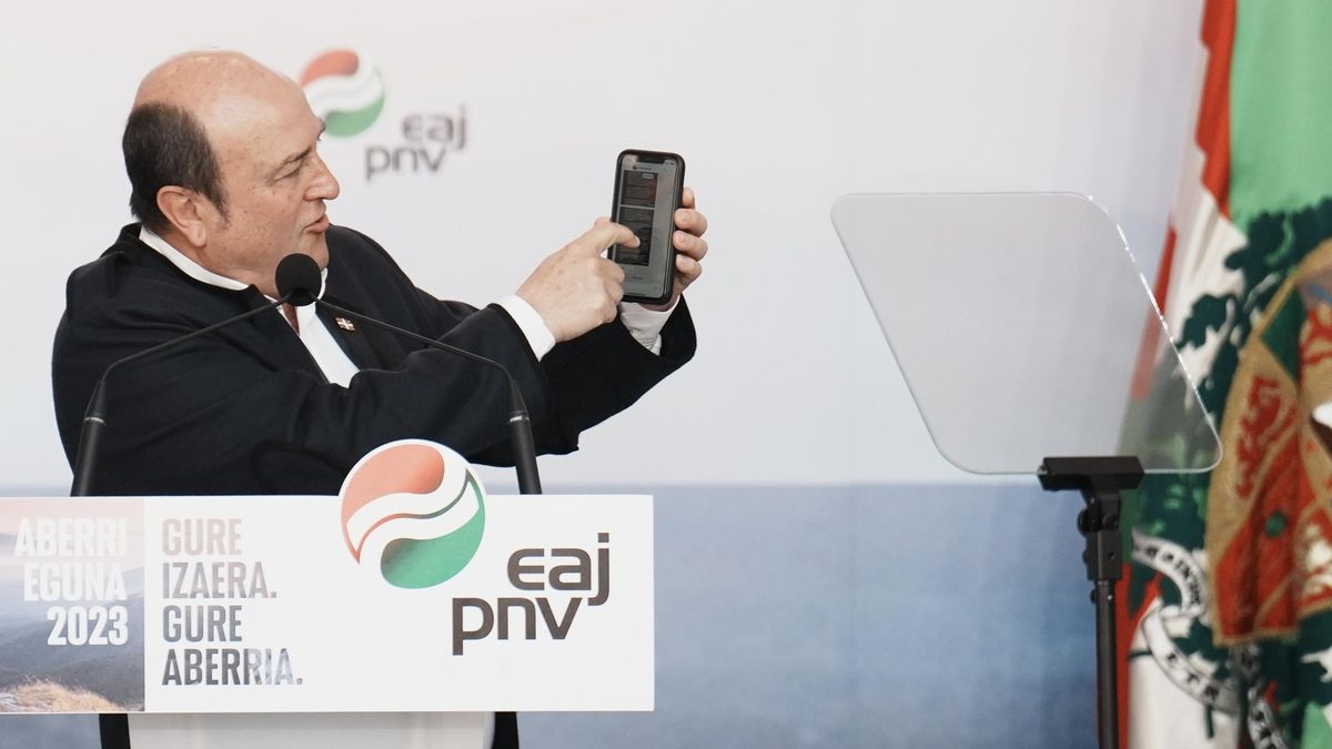 Ortuzar, en un acto del PNV, revisando su móvil