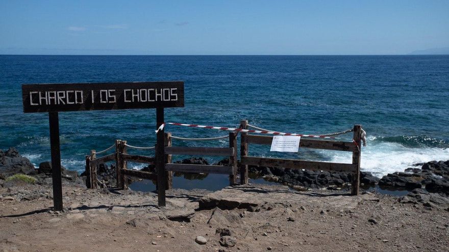 Cartel con el precinto en el charco de Los Chochos