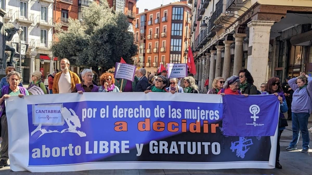 Miembros de la Comisión 8 de marzo de Cantabria participando en Valladolid en una manifestación por un aborto libre y gratuito en la sanidad pública.